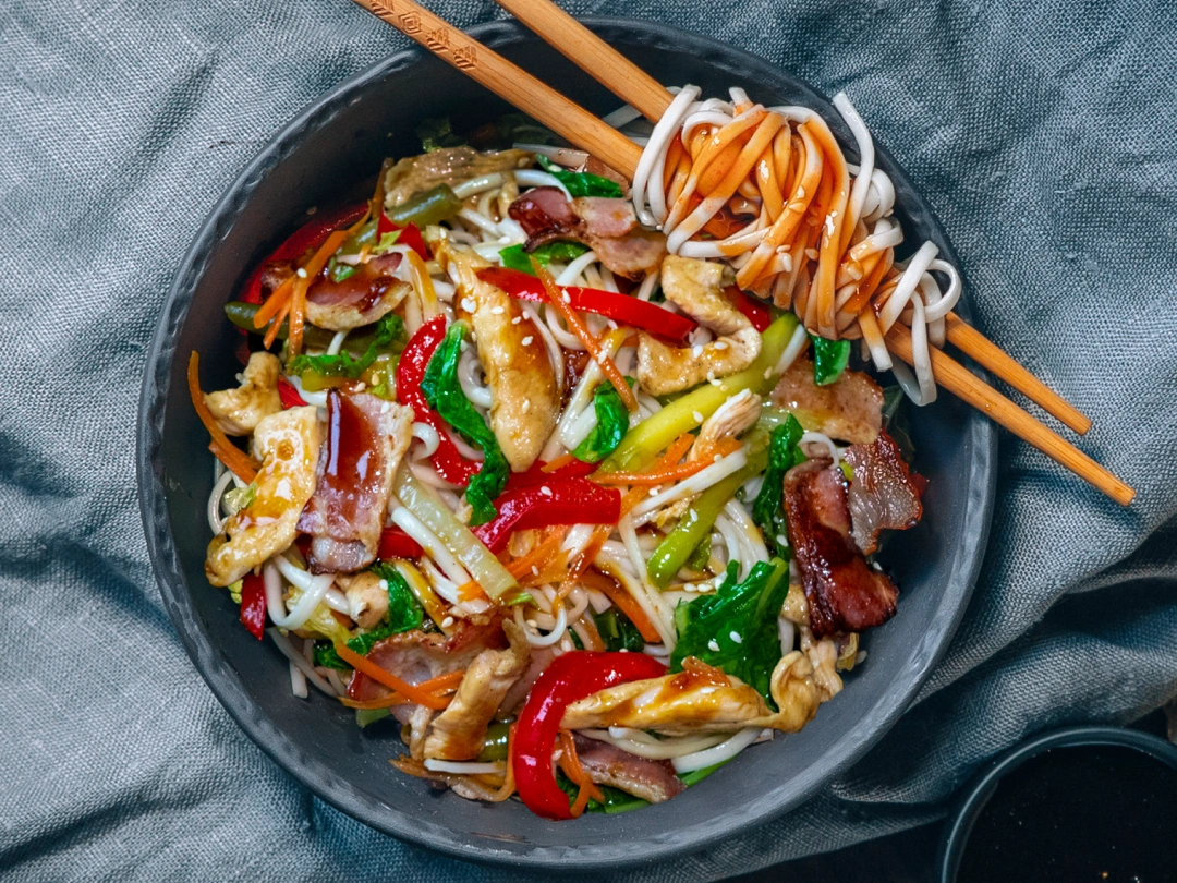 №6 Лапша "Удон" с курицей и беконом