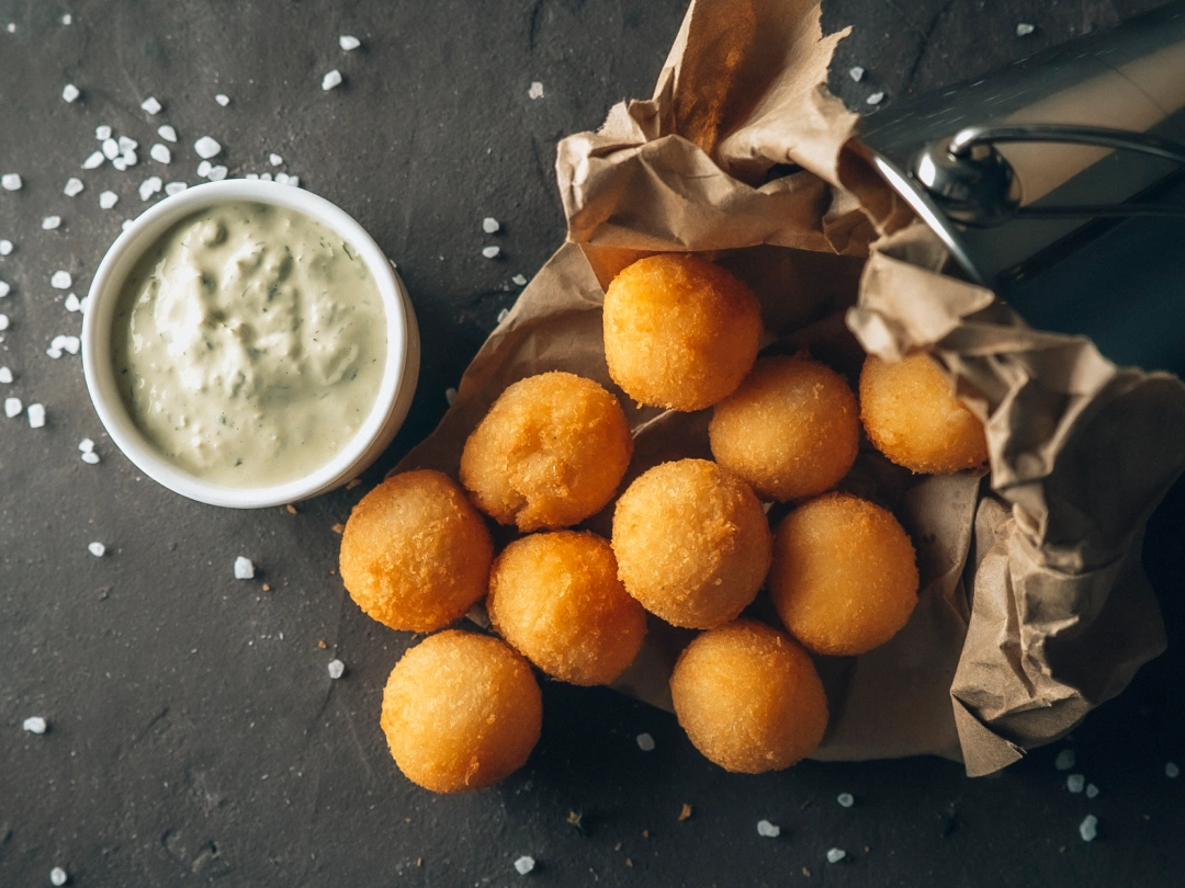 Сырные шарики с чесноком