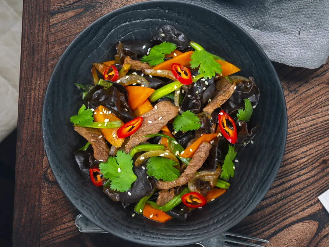 Салат тёплый с грибами моэр и говядиной