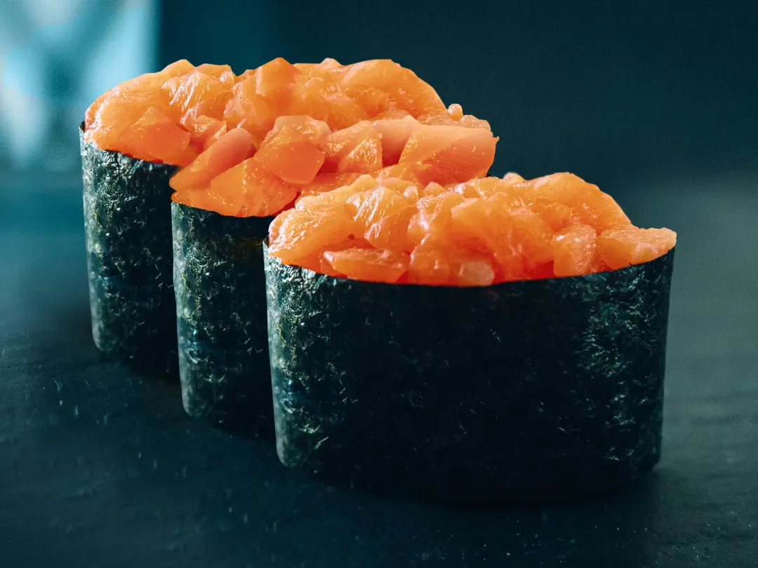 Гункан с копченым лососем 3 шт