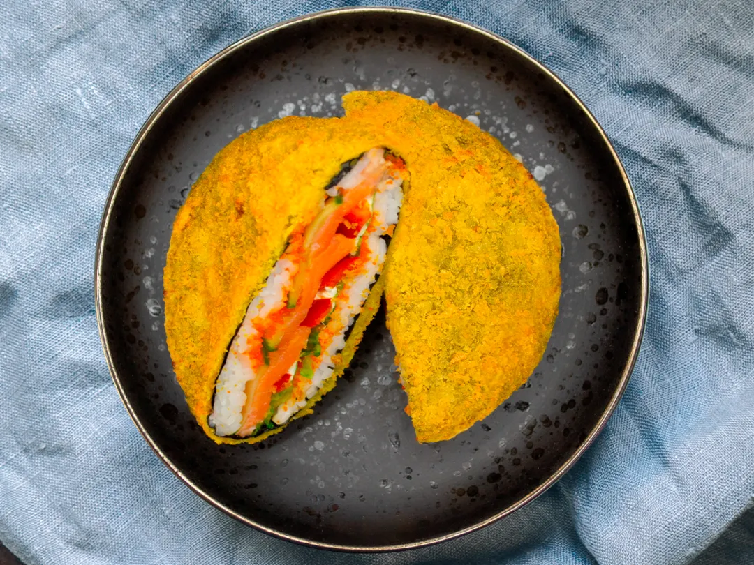 Ролл бургер с копченым лососем