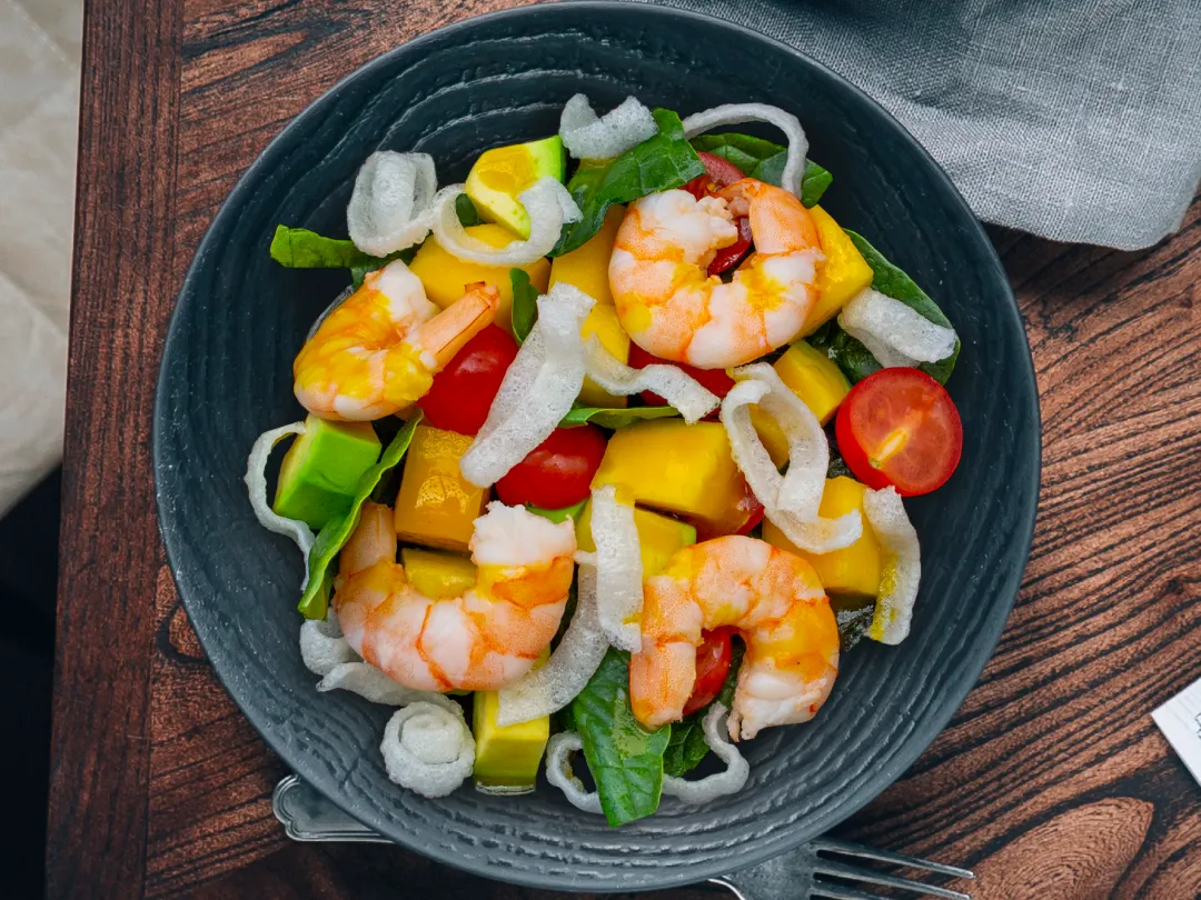 Салат с манго и креветками