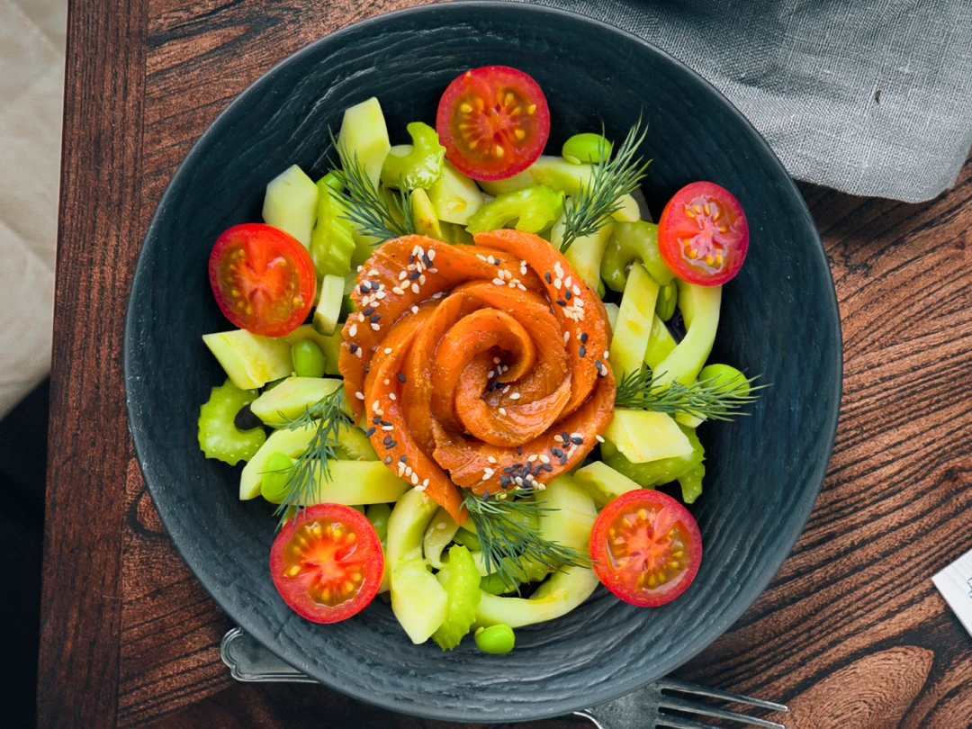 Острый салат с лососем